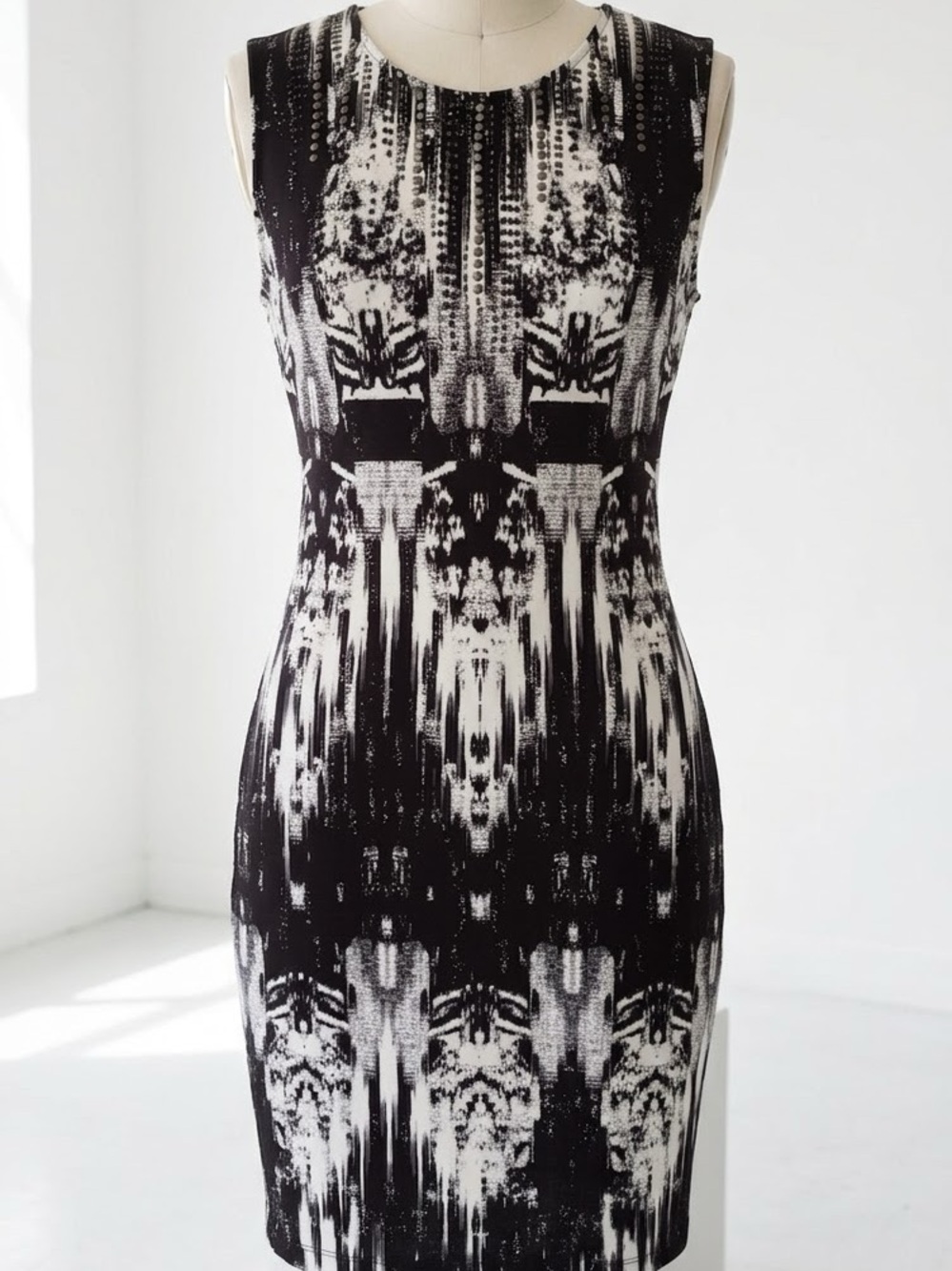 H&M| Black & White Graphic Print Sleeveless Mini Sheath Dress Sz S